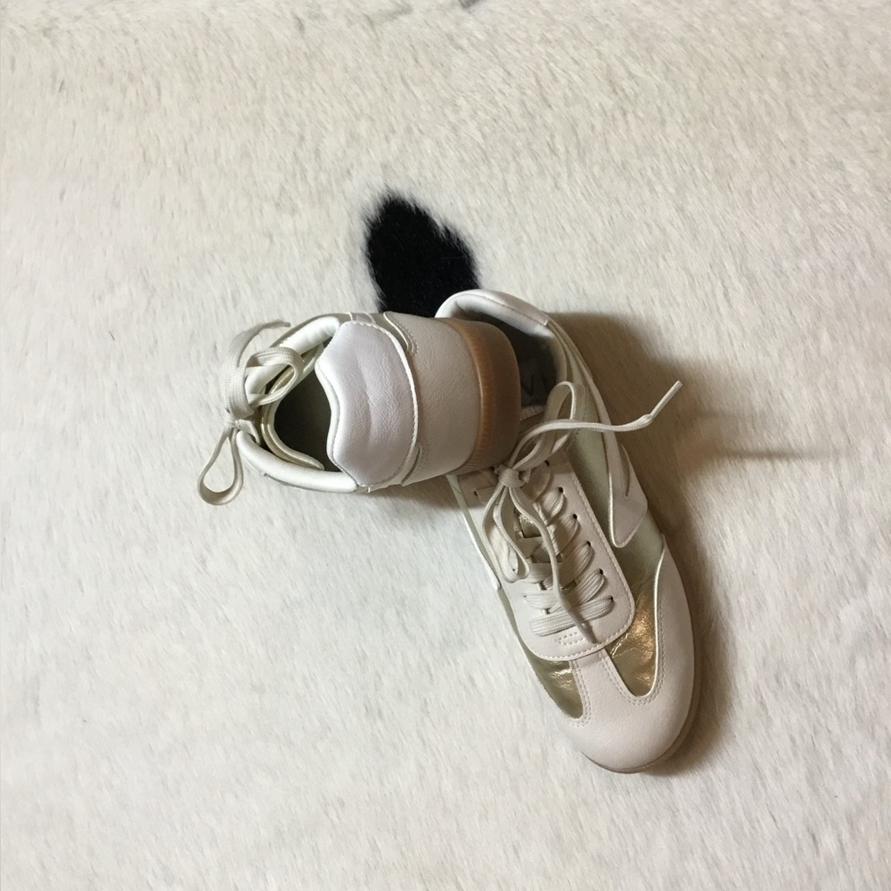 DV by Dolce Vita Quantum sneakers in a gold and white/tan colorway - Picture 6 of 7